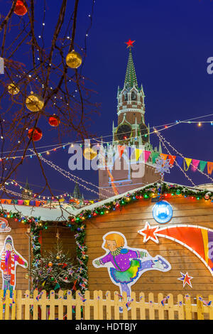 Ansicht des Turmes Spasskaja Kreml mit Weihnachtsmarkt im Vordergrund am 8. Dezember 2016 in Moskau, Russland Stockfoto