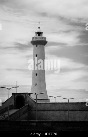 Weißer Leuchtturm in der Nähe von Atlantik Stockfoto