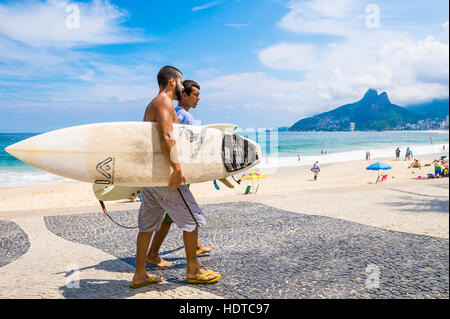 RIO DE JANEIRO - 3. April 2016: Junge Carioca brasilianische Surfer Fuß mit Surfbrettern von Arpoador, der beliebte Surf-Punkt. Stockfoto