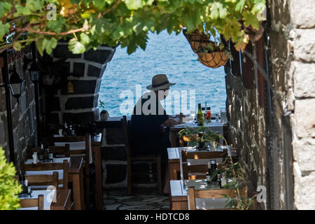 Sozopol, Bulgarien - 9. September 2016: Die Silhouette eines Mannes sitzen in einem Restaurant am Meer Stockfoto
