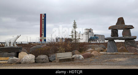 Ein Eisbär-Statue und ein Inukshuk in der Nähe von Port Churchill in Churchill, Manitoba, Kanada. Stockfoto