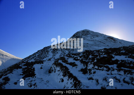 Zwei Wanderer in der Nähe der Gipfel der Ullock Hecht im Winter, Nationalpark Lake District, Cumbria, UK. Stockfoto