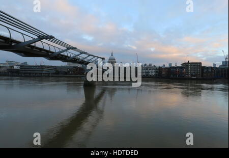 Millennium Bridge und St. Pauls Cathedral spiegelt sich in der Dämmerung London UK November 2016 Stockfoto