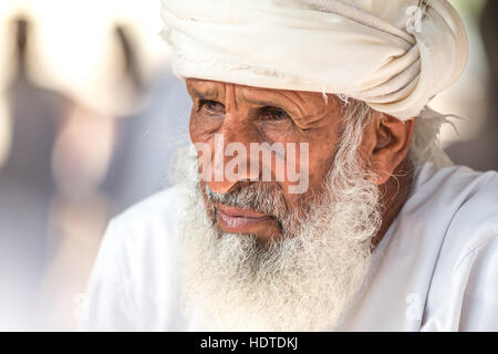 Porträt eines omanischen Mannes im omanischen Trachten, die Teilnahme an einem Freitagsmarkt. Stockfoto