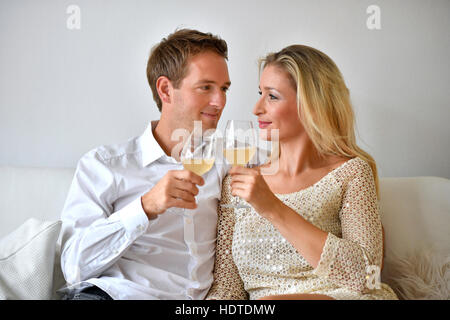 Mann, Frau, stoßen paar auf Sofa, in Liebe, Wein, Glas Stockfoto