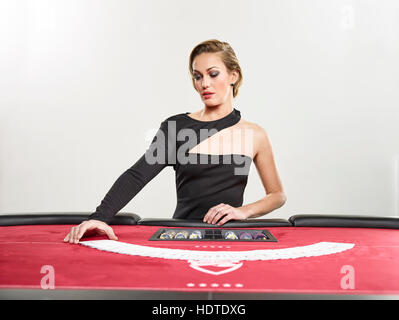 Frau deckt Karten, Chips, Spiele, Blackjack Stockfoto