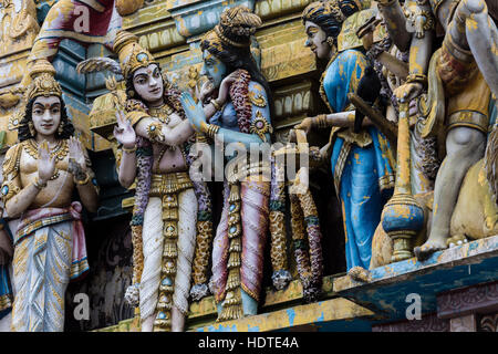 Closeup Details auf dem Turm eines Hindu-Tempels in Colombo, Sri Lanka, Lord Shiva gewidmet. Stockfoto