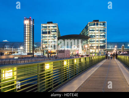 Außenansicht des Hauptbahnhof Hauptbahnhof in der Nacht in Berlin, Deutschland Stockfoto