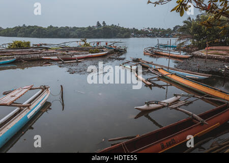 NEGOMBO, SRI LANKA - 30 NOVEMBER: Lokalen Fischern und ihren Booten in der Lagune in der Nähe der Fischmärkte von Negombo, in der Nähe von Colombo, Sri Lanka am 30. Nein Stockfoto