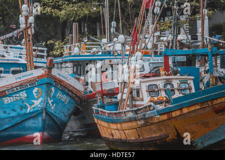 NEGOMBO, SRI LANKA - 30 NOVEMBER: Lokalen Fischern und ihren Booten in der Lagune in der Nähe der Fischmärkte von Negombo, in der Nähe von Colombo, Sri Lanka am 30. Nein Stockfoto