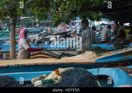 NEGOMBO, SRI LANKA - 30 NOVEMBER: Menschen arbeiten mit Fischernetzen in Negombo am 30. November 2016. Stockfoto