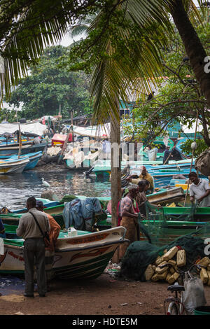 NEGOMBO, SRI LANKA - 30 NOVEMBER: Menschen arbeiten mit Fischernetzen in Negombo am 30. November 2016. Stockfoto