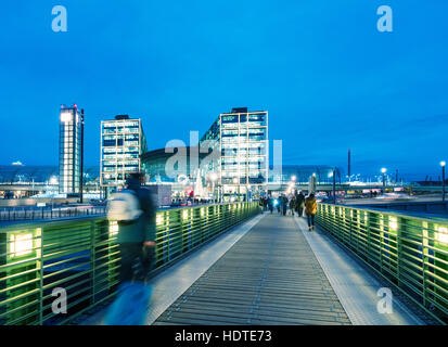 Außenansicht des Hauptbahnhof Hauptbahnhof in der Nacht in Berlin, Deutschland Stockfoto