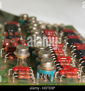 alte Vintage Leiterplatte mit elektronischen Bauteilen closeup Stockfoto