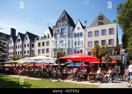 Häuser und Restaurants entlang der Rheinufer, Köln, Nordrhein-Westfalen, Deutschland Stockfoto