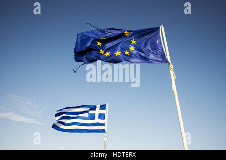 Zerrissene EU-Flagge und griechischen Fähnchen im wind Stockfoto