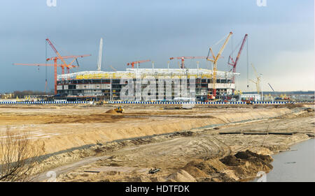 Bau des Stadions, Krane für den Bau, prächtige Gebäude Stockfoto