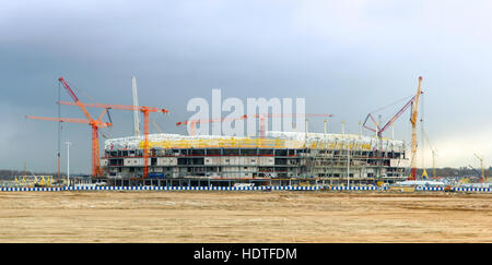 Bau des Stadions, Krane für den Bau, prächtige Gebäude Stockfoto