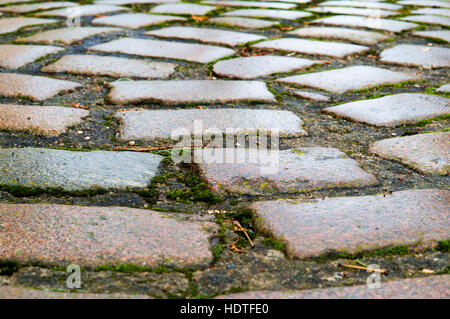 Pflastersteine, rot und grau behauenen Steinen gelegt auf der Straße Stockfoto