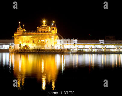 Eine Nachtaufnahme des goldenen Tempels (Harmandir Sahib) in Amritsar, Punjab (Indien) Stockfoto