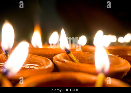 Schüsse von Steingut Lampen mit Öl und mit einem Docht aus Baumwolle gefüllt. Diese diyas Leuchten während Diwali und andere Feierlichkeiten Stockfoto