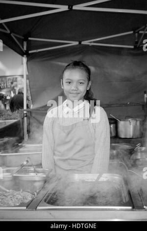 junge hübsche thai-Frau servieren Suppen an einem Marktstand in Palmerston Straße Southsea England uk Stockfoto