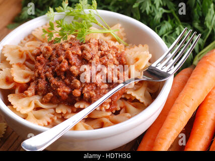 Pasta Bolognese in einer Schüssel mit Zutaten aller Stockfoto