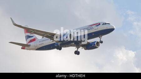 British Airways Airbus A320 G-EUYO über die endgültige Annäherung an den Flughafen London-Heathrow LHR Stockfoto