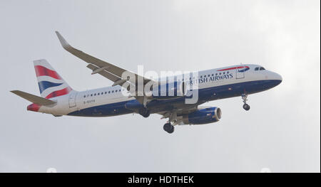 British Airways Airbus A320 G-EUYO über die endgültige Annäherung an den Flughafen London-Heathrow LHR Stockfoto