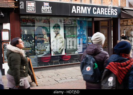 Passanten der Armee Karriere recruiting Office, Canterbury, UK Stockfoto