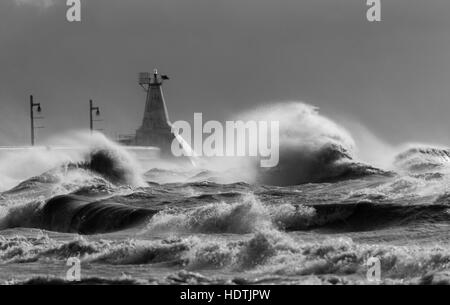 Starke Winde Peitsche Lake Erie von der ruhigen Süßwassersee in einen Kessel mit Brandung und Wellen, die manchmal 30 oben können '. Stockfoto