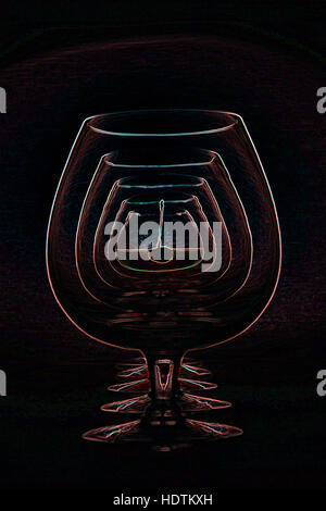 Reihe von Brandy Gläsern - digital manipulierte Bild mit leuchtenden Kanten, abstrakten Wiederholung auf schwarzem Hintergrund Stockfoto