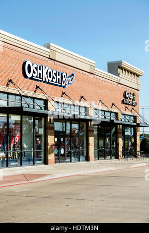 Das äußere des eine OshKosh B'gosh Kinder Bekleidungsgeschäft, Qdoba Mexican Grill, gelegen Memorial Rd., Oklahoma City, Oklahoma, USA. Stockfoto