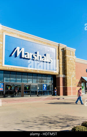 Einen schrägen Blick auf das äußere des Marshalls, eine Off Kaufhaus an der Memorial Road, Oklahoma City, Oklahoma, USA. Stockfoto