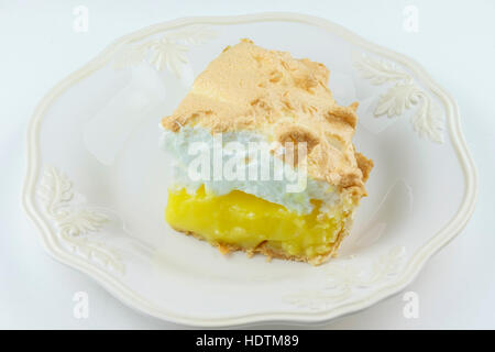 Ein großes Stück Zitronenkuchen auf einem weißen Teller. Ausschnitt aus. Oklahoma, USA. Stockfoto