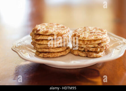 Zwei Stapel von hausgemachten Snickerdoodle Cookies auf einem weißen Teller, ein Liebling der Amerikaner seit Jahrzehnten. USA. Stockfoto