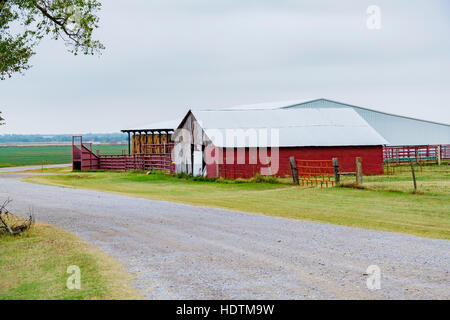 Eine alte hölzerne Scheune auf einem Bauernhof auf dem Land außerhalb von Washington, Oklahoma, USA auseinander zu fallen. Stockfoto