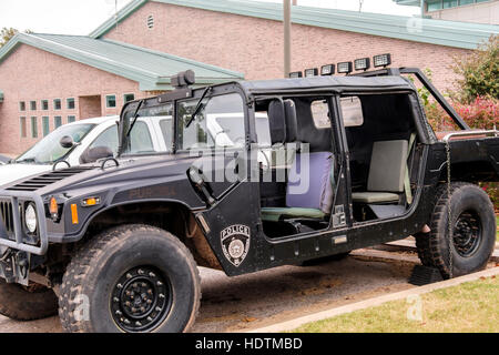 Ein HumVee Polizei taktische Fahrzeug auf dem Parkplatz der Stadt Purcell, Oklahoma geparkt, USA Öffentliche Sicherheit Komplexen Stockfoto