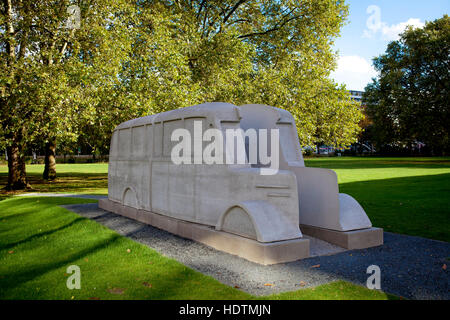 Deutschland, Köln, Denkmal der grauen Busse vor dem Landeshaus Gebäude im Stadtteil Deutz Stockfoto