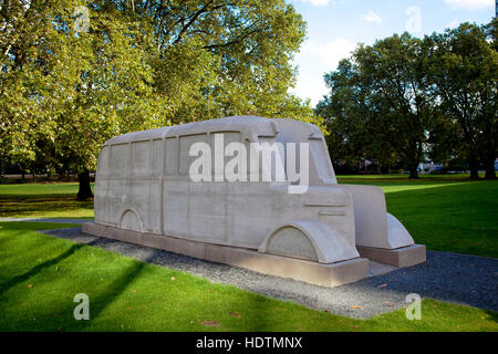 Deutschland, Köln, Denkmal der grauen Busse vor dem Landeshaus Gebäude im Stadtteil Deutz Stockfoto