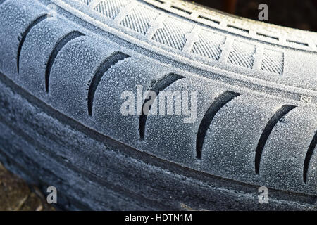 Raureif auf ein Gummirad Reifen. Morgen Frost. Stockfoto