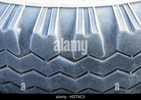 Raureif auf ein Gummirad Reifen. Morgen Frost. Stockfoto