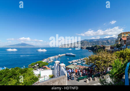 Blick auf den Golf von Neapel, Porto di Sorrento und Marina Piccola von Sorrent, Italien Stockfoto