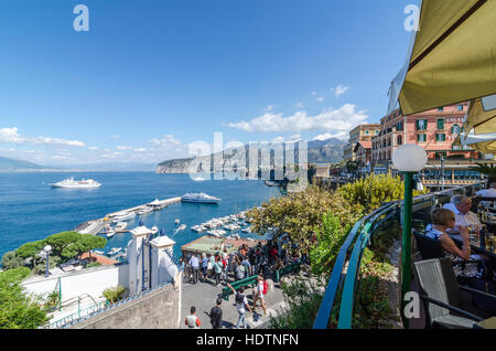 Blick auf den Golf von Neapel, Porto di Sorrento und Marina Piccola von Sorrent, Italien Stockfoto