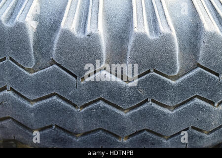 Raureif auf ein Gummirad Reifen. Morgen Frost. Stockfoto