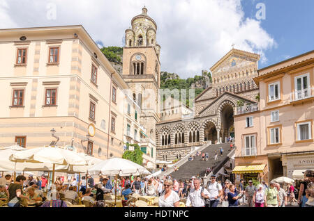 Kathedrale von Amalfi, Duomo di Amalfi. Touristen und Besucher in die historische Touristenattraktion an der Amalfi Küste, Italien Stockfoto