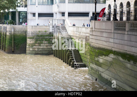 Schritte nach unten in die Themse auf der Themsepromenade am Nordufer. London, UK Stockfoto