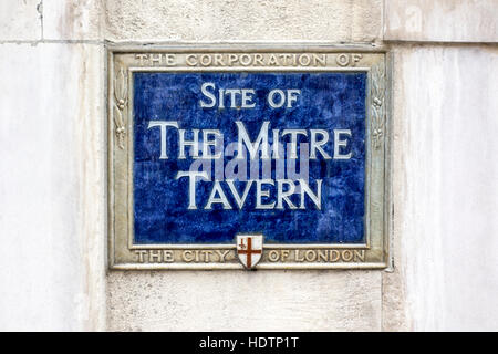 Blaue Plakette zeigt die Website von The Mitre Tavern, London, UK Stockfoto