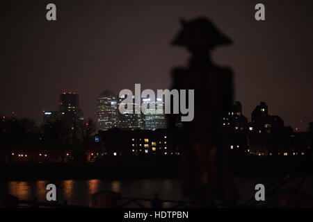 Greenwich, London, England, UK. Dez 2016 Statue von Lord Horatio Nelson außerhalb der Trafalgar Pub in Greewich Nachts suchen Stockfoto