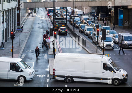 Zwei weiße Lieferwagen an der Kreuzung der unteren Thames Street und Fish Street Hill, London, UK Stockfoto